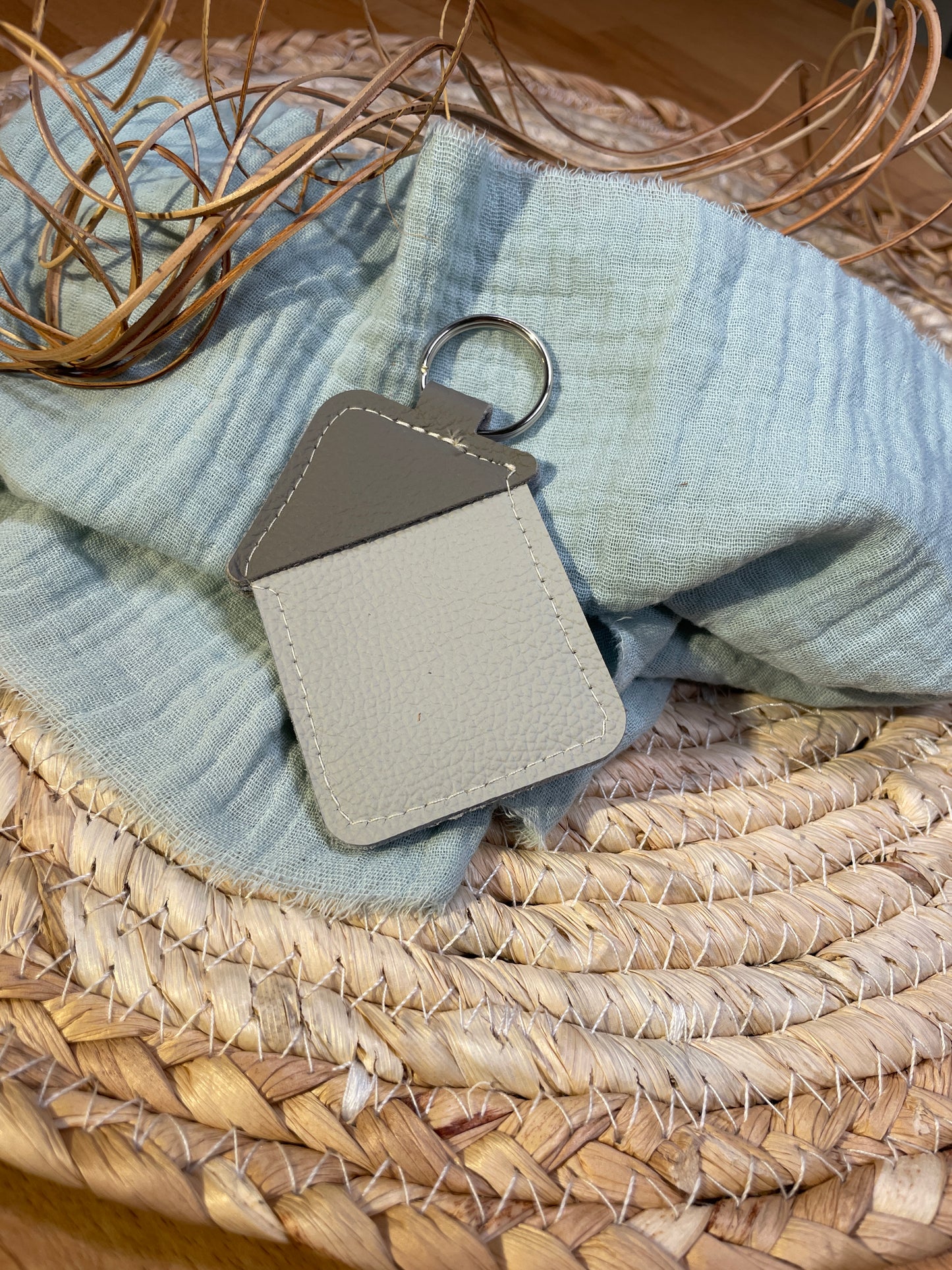 Schlüsselanhänger "Haus" hellgrau-dunkelgrau -versandbereit-