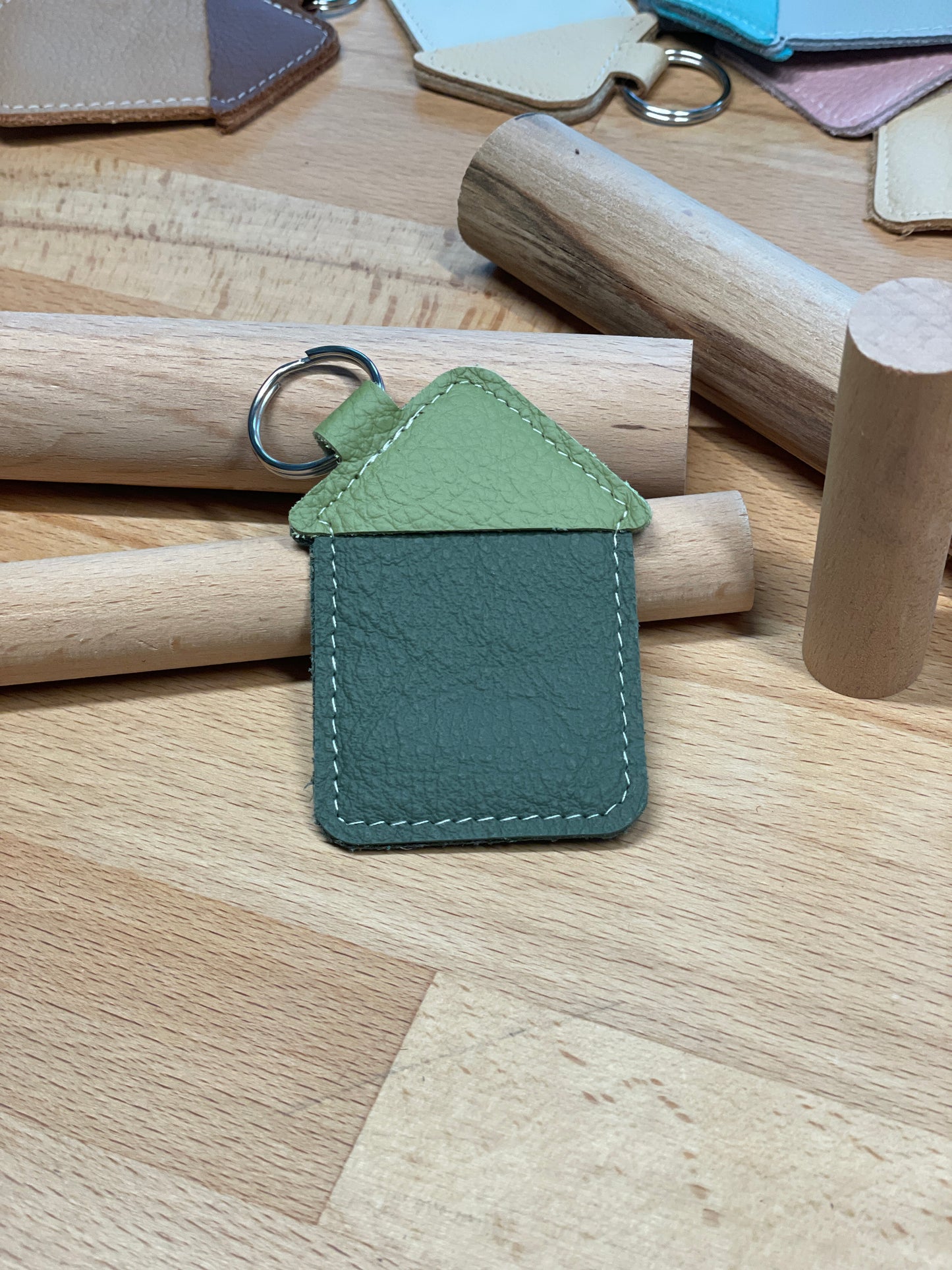 Schlüsselanhänger "Haus" dunkelgrün-hellgrün  -versandbereit-