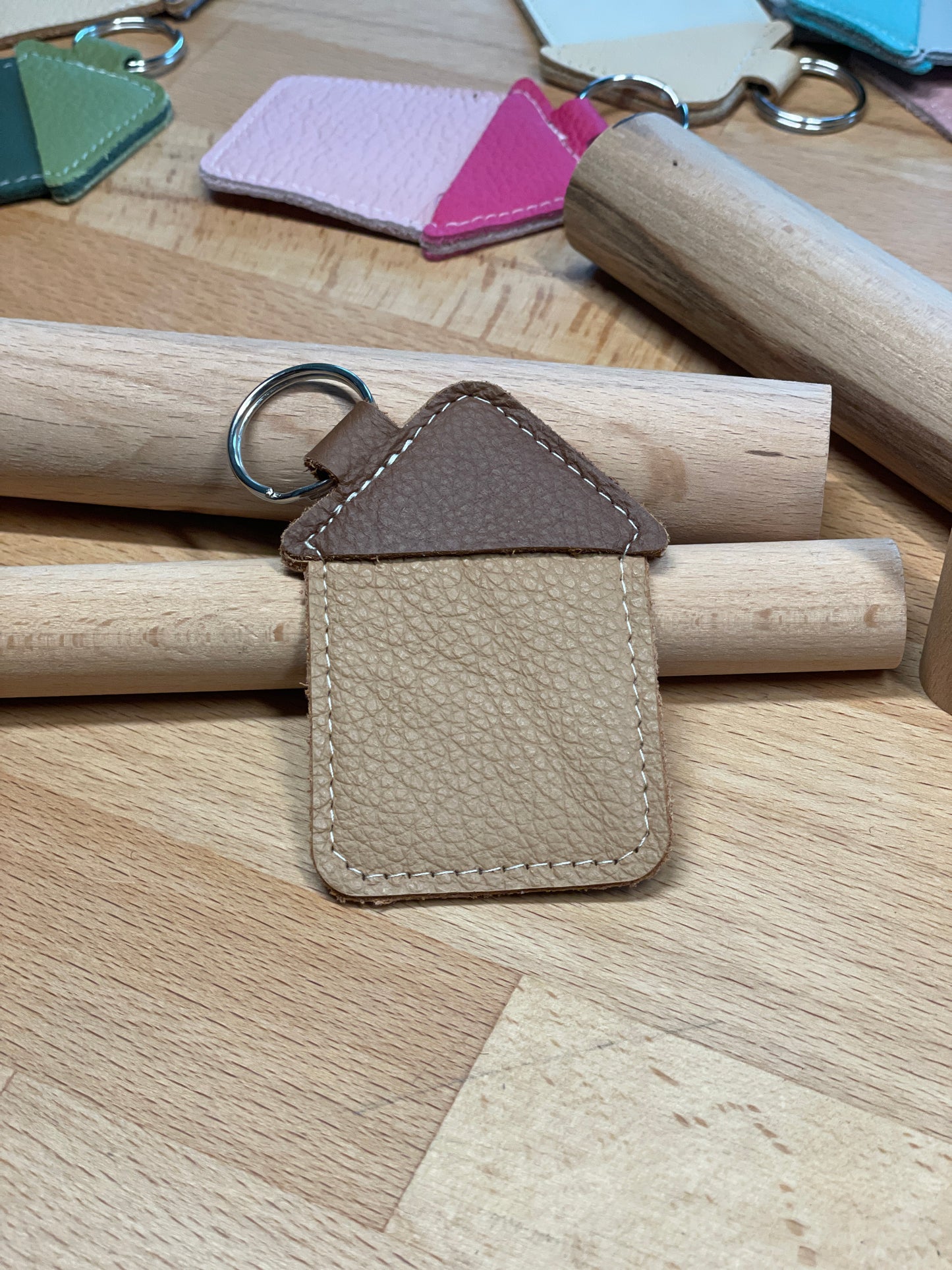 Schlüsselanhänger "Haus" camelfarben-rehbraun  -versandbereit-