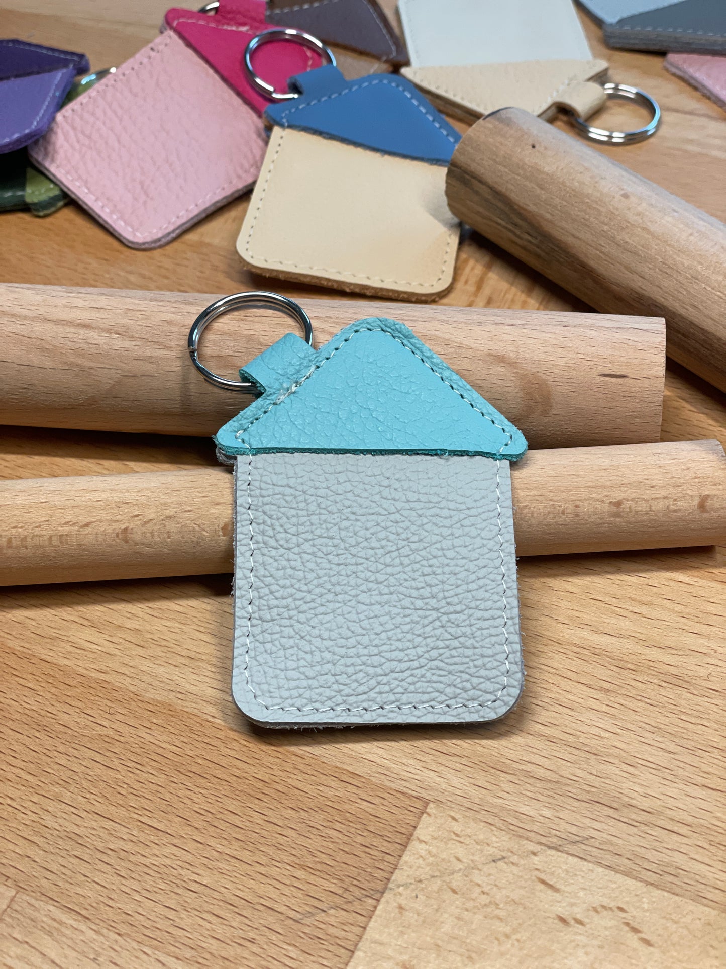 Schlüsselanhänger "Haus" hellgrau-hellblau  -versandbereit-