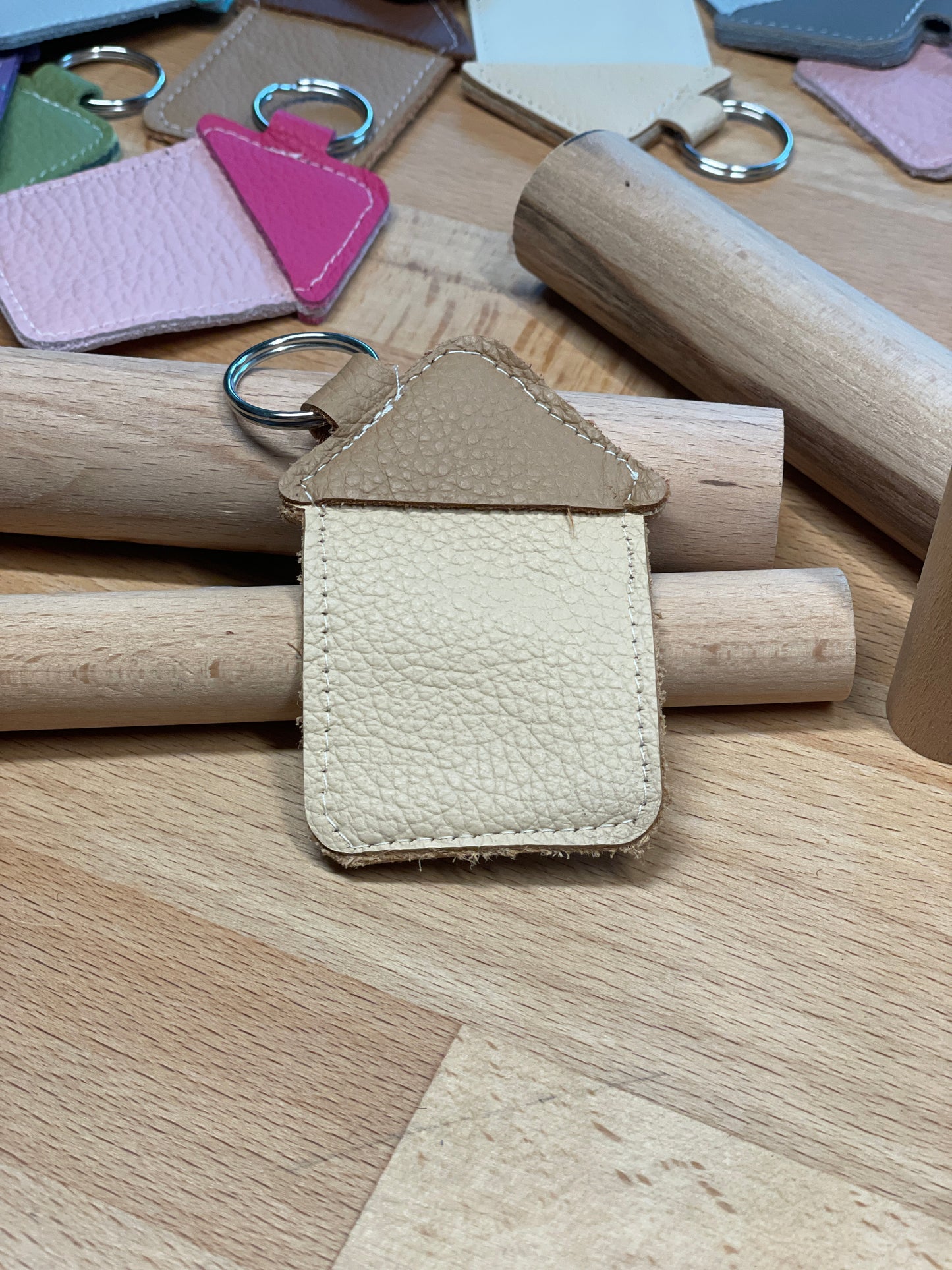 Schlüsselanhänger "Haus" cremefarben-camelfarben  -versandbereit-