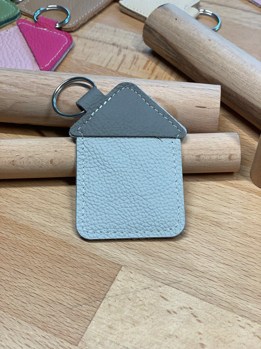 Schlüsselanhänger "Haus" hellgrau-dunkelgrau -versandbereit-