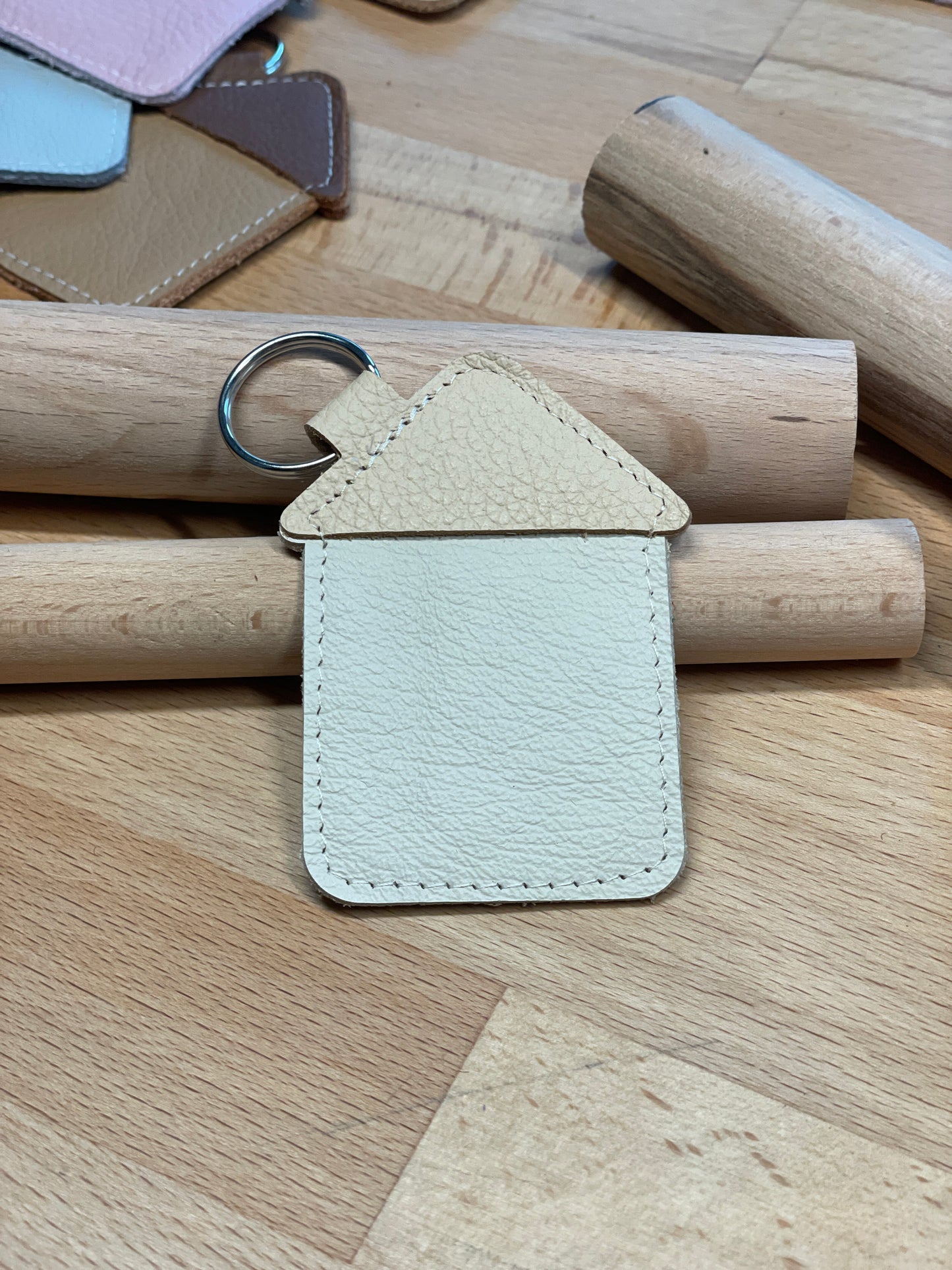 Schlüsselanhänger "Haus" altweiß-cremefarben  -versandbereit-