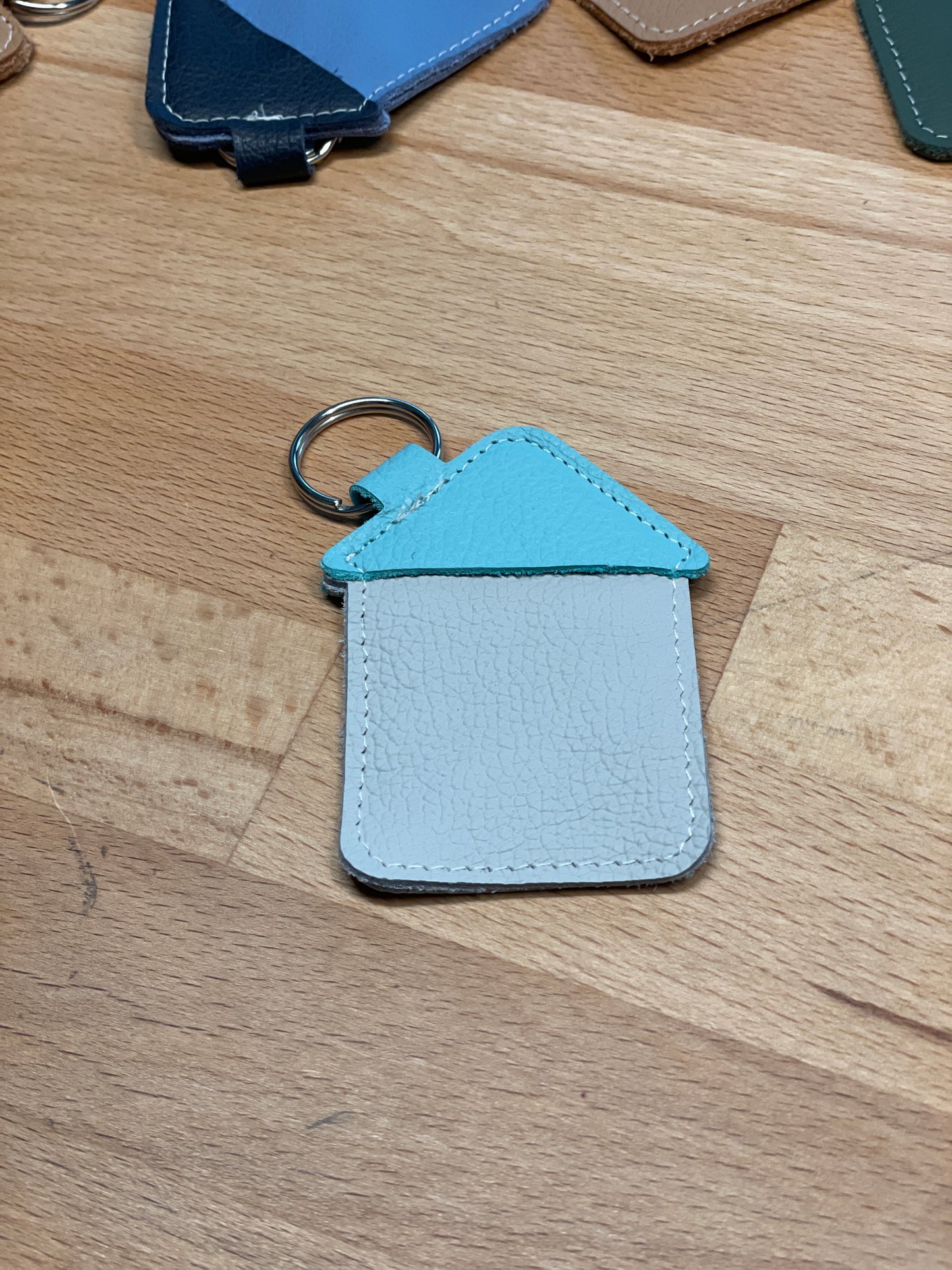 Schlüsselanhänger "Haus" hellgrau-hellblau  -versandbereit-