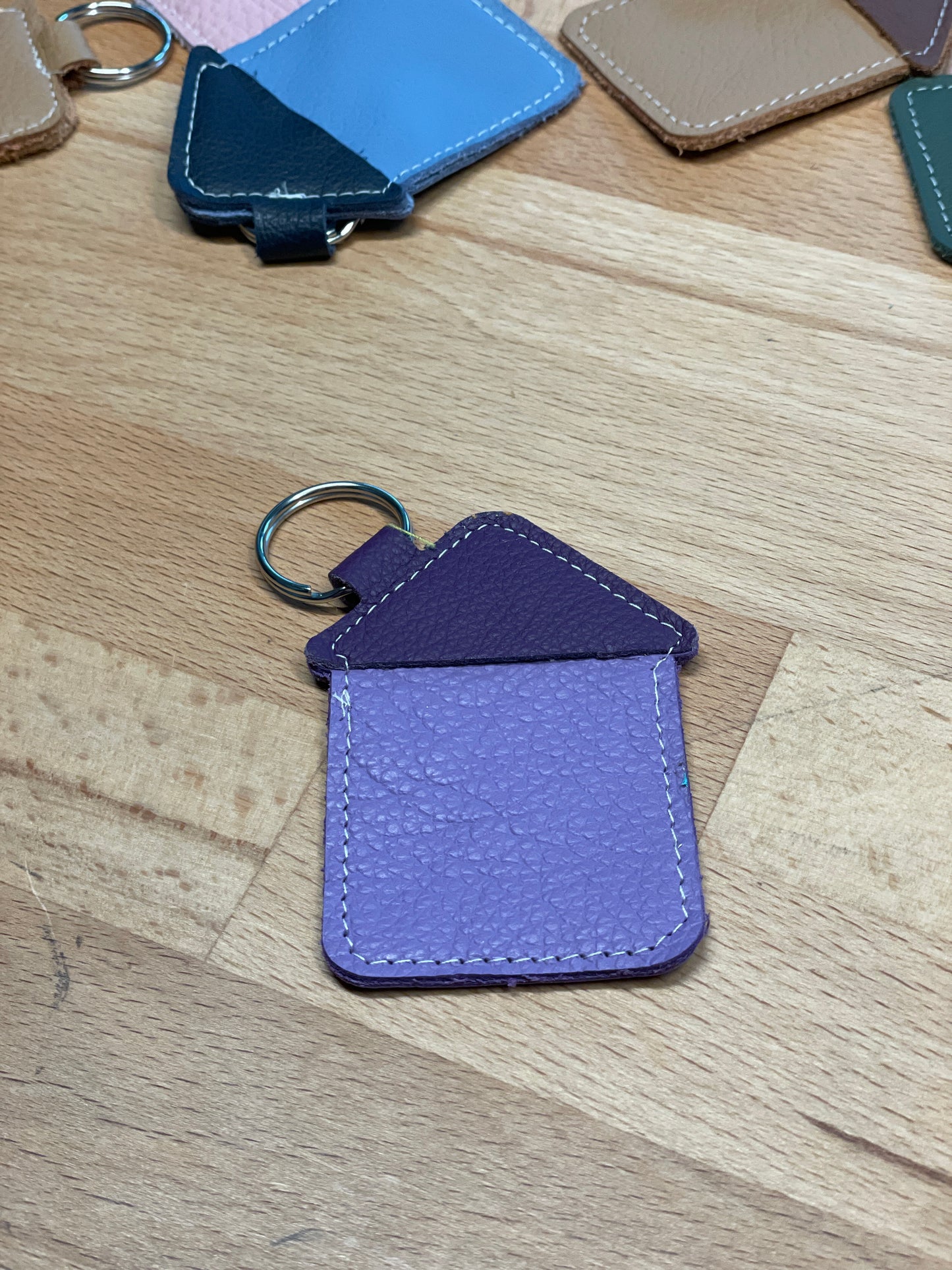 Schlüsselanhänger "Haus" flieder-lilafarben  -versandbereit-