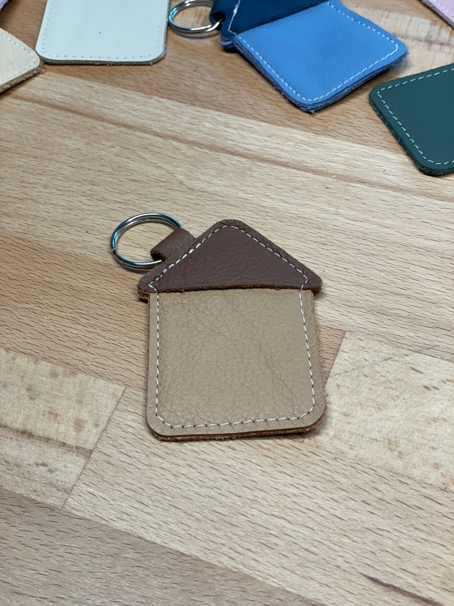 Schlüsselanhänger "Haus" camelfarben-rehbraun  -versandbereit-