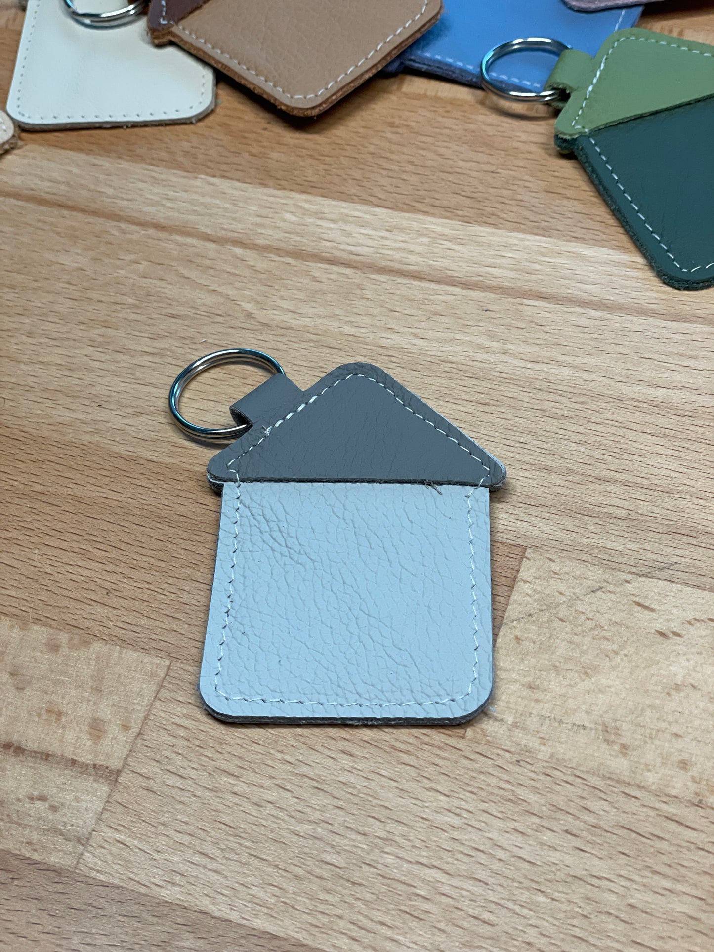 Schlüsselanhänger "Haus" hellgrau-dunkelgrau -versandbereit-