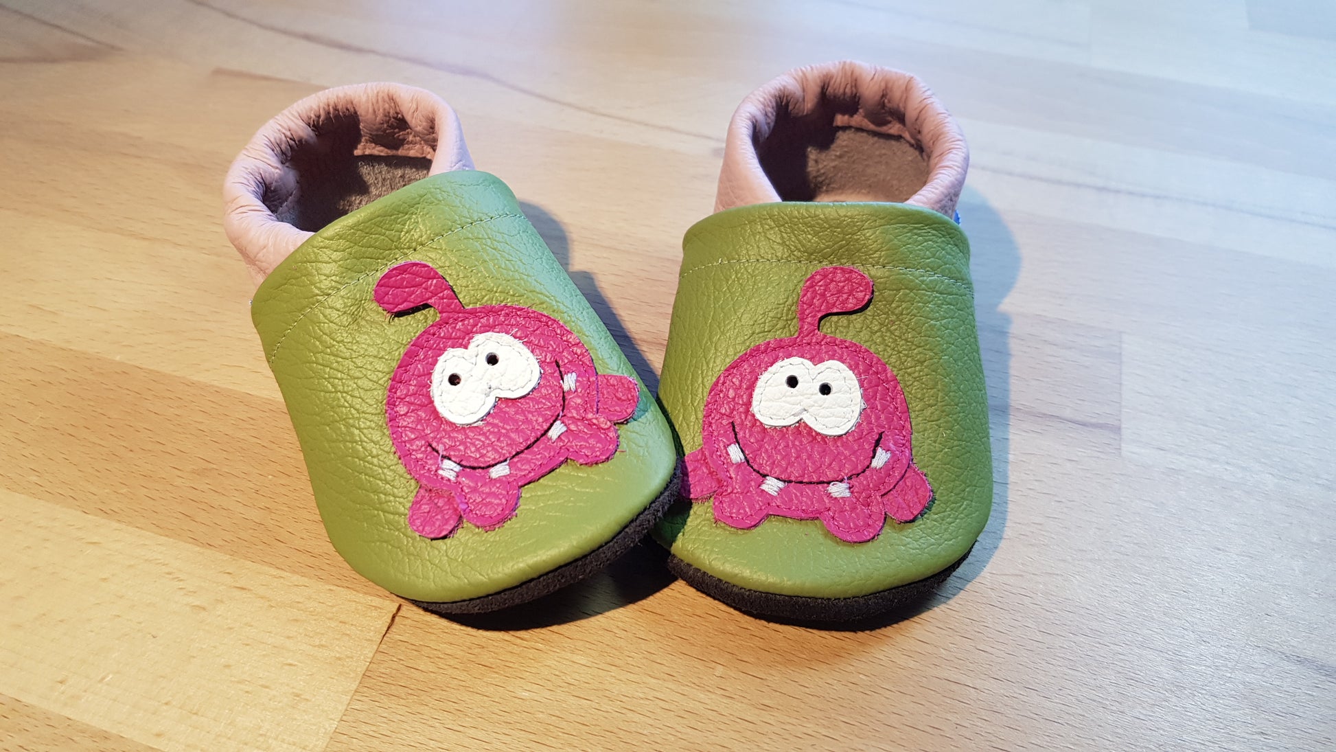 Lederpuschen Babymonster apfelgrün