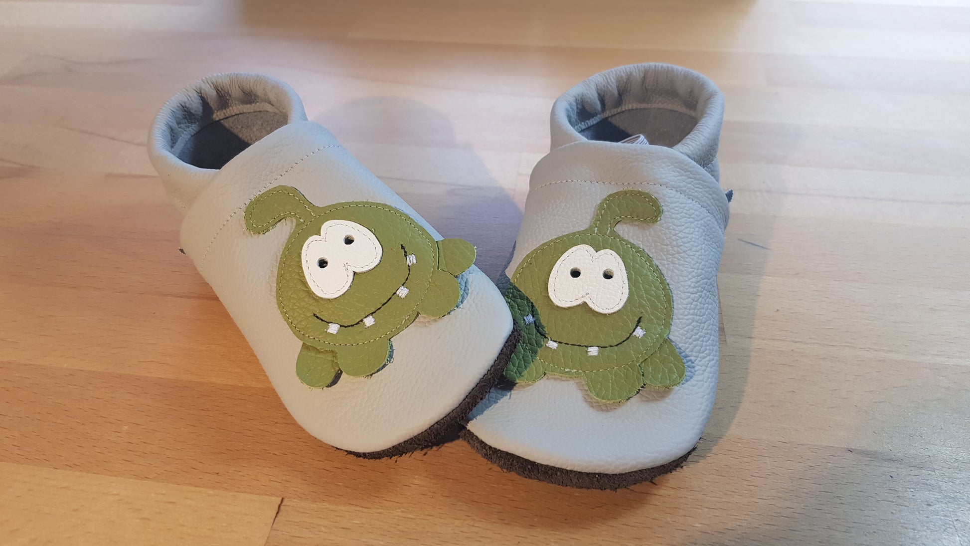 Lederpuschen Babymonster hellgrau