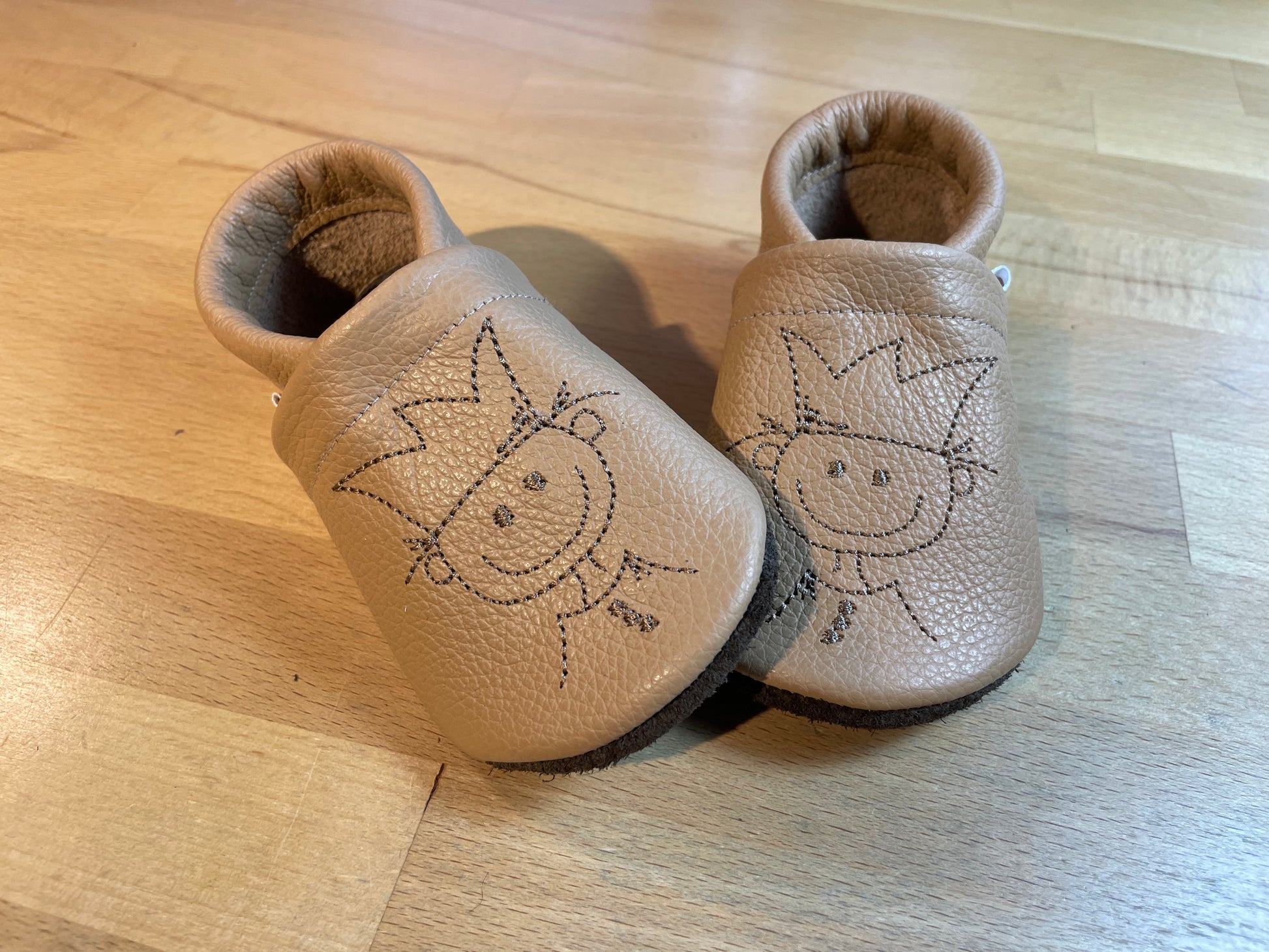 Lederpuschen Prinz Stickmotiv Camel