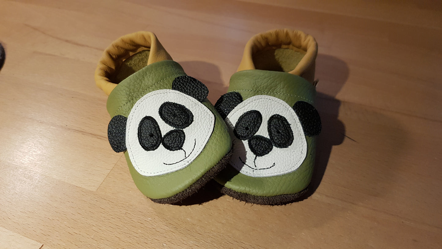 Lederpuschen Panda apfelgrün