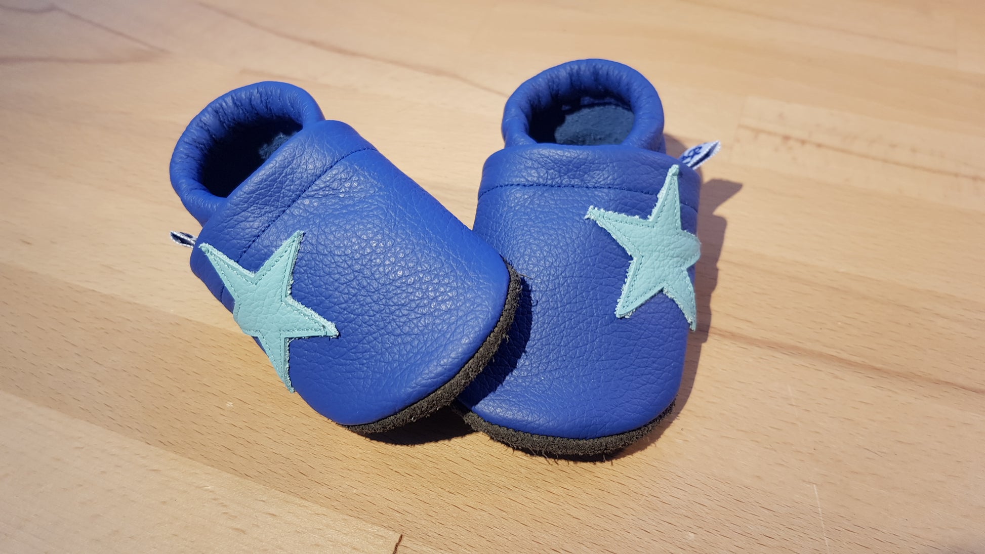 capriblaue Lederpuschen türkisfarbener Stern
