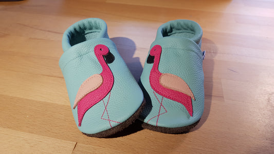 Hellblaue Lederpuschen mit Flamingos