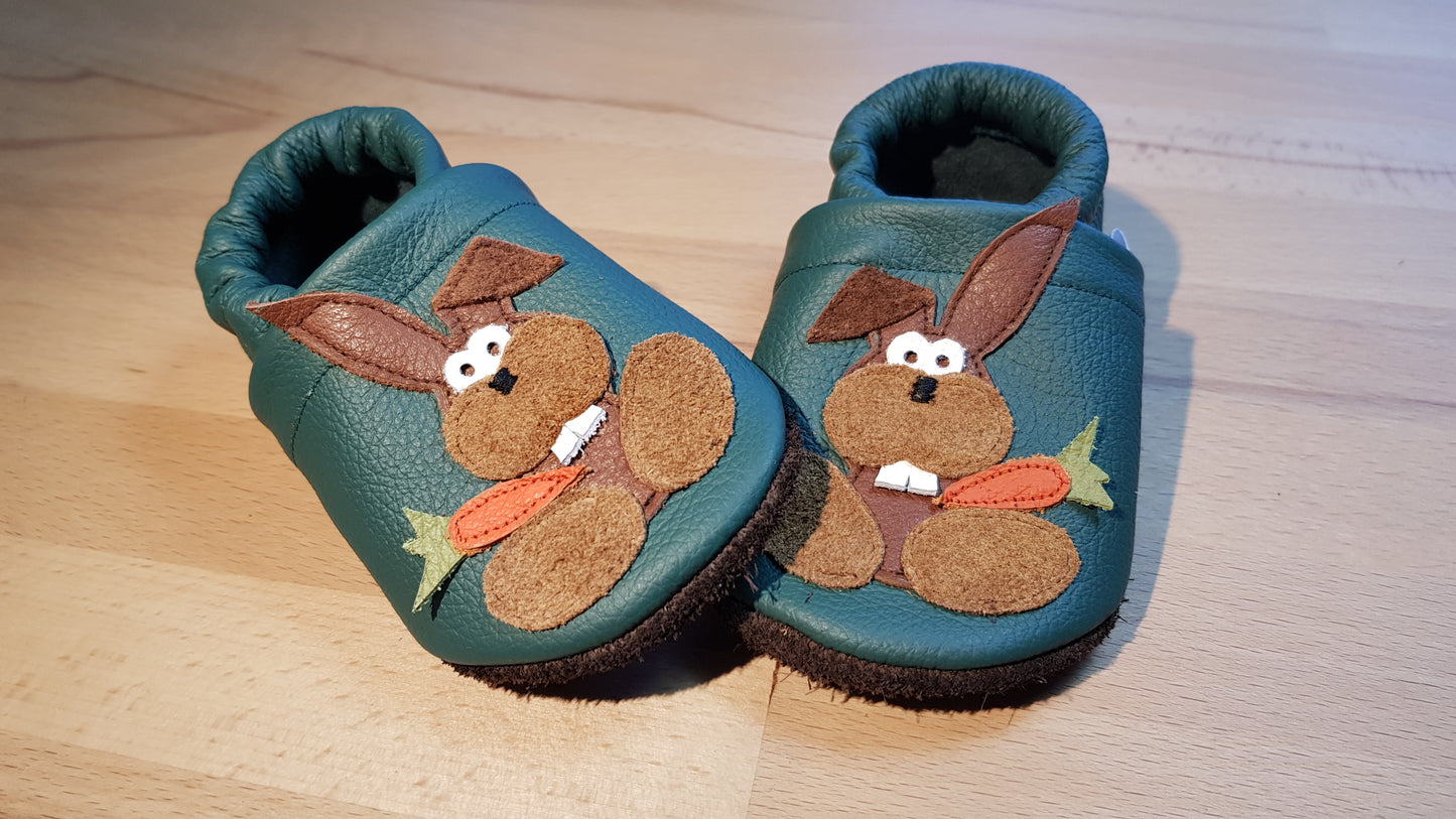 Lederpuschen Hase mit Möhre dunkelgrün